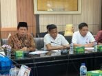Kepala Bapenda Provinsi Bengkulu, Herdianto (kiri) menyampaikan pemaparan pada rapat rencana pengundian program bayar PKB berhadiah pada rakor yang dilaksanakan di Kantor Gubernur Bengkulu, Jumat 19 Desember 2025.(Foto/Ist)