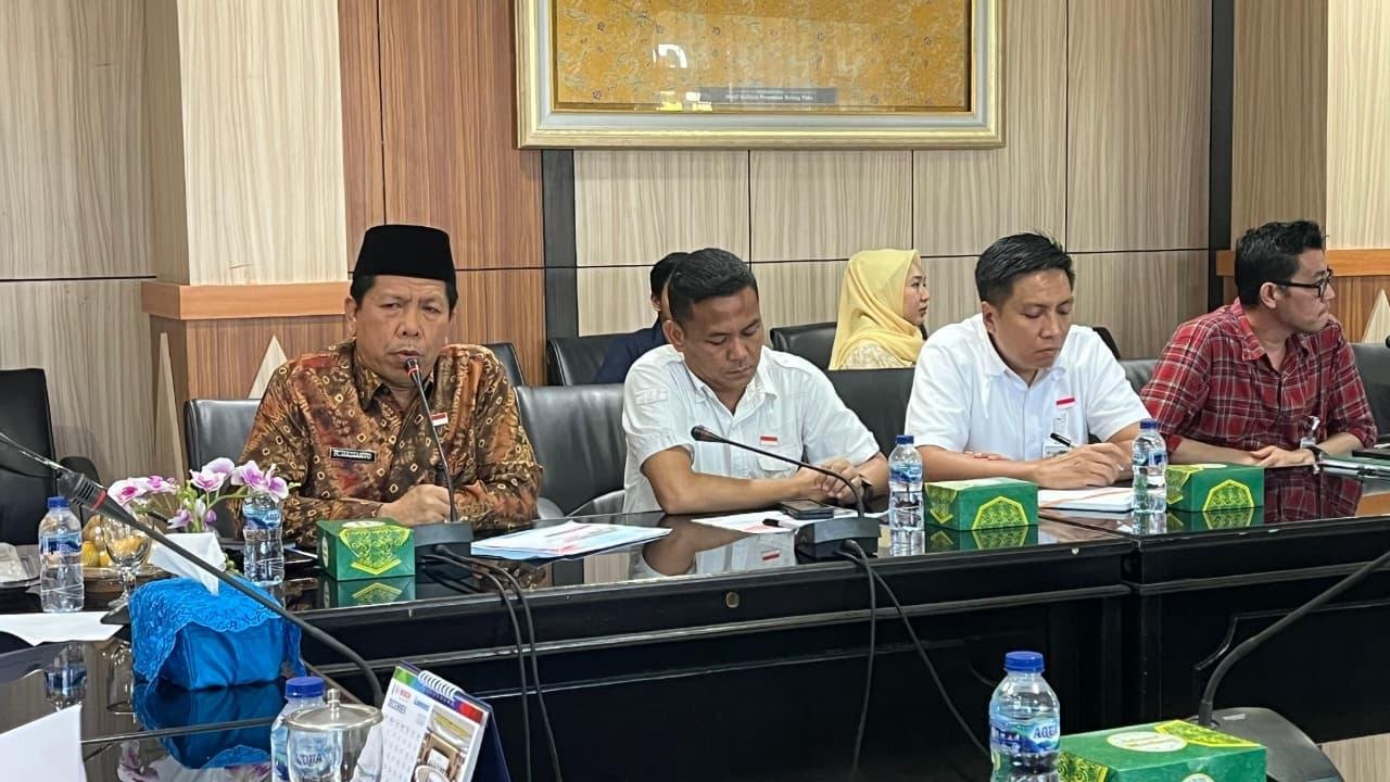 Kepala Bapenda Provinsi Bengkulu, Herdianto (kiri) menyampaikan pemaparan pada rapat rencana pengundian program bayar PKB berhadiah pada rakor yang dilaksanakan di Kantor Gubernur Bengkulu, Jumat 19 Desember 2025.(Foto/Ist)