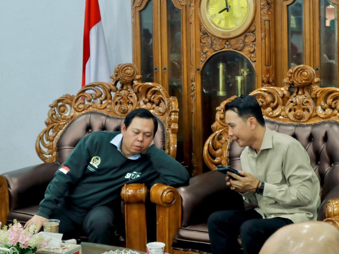 Ketua DPD-RI, Sultan B Najamudin berbincang bersama Bupati Rejang Lebong, Fikri ketika melakukan reses ke wilayah ini pada Jumat 19 Desember 2025.(Foto/Humas DPD)