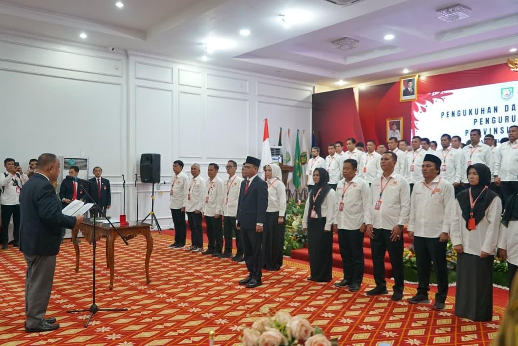 Pengurus KONI Bengkulu masa bakti 2025-2029 dikukuhkan oleh Ketua KONI Pusat, Marciano Norman di Balai Raya Semarak, Bengkulu, Senin 15 Desember 2025.(Foto/Ist)