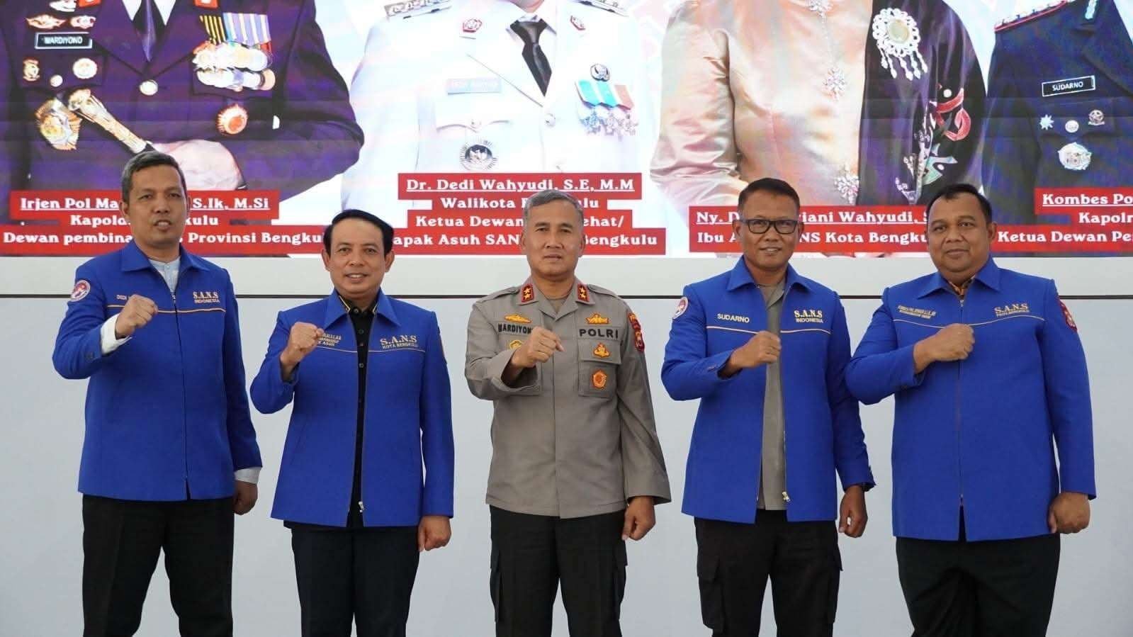 Ketua SANS Bengkulu Kapolda Bengkulu, Irjen Pol Mardiyono foto bersama usai mengukuhkan Wali Kota Bengkulu, Dedy Wahyudi sebagai Ketua Dewan Penasehat SANS Kota Bengkulu.(Foto/Ist)