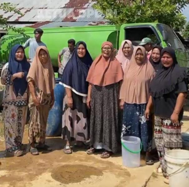 Korban Banjir Sumatera Teriima Bantuan Air Korban banjir di Langsa, Aceh menerima bantuan air bersih dari senator berasal dari daerah pemilihan (dapil) yang terdampak banjir.(Foto/DPD-RI)