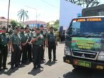 Danrem 041 Gamas Bengkulu, Brigjen TNI Jatmiko Aryanto melepas keberangkatan truk membawa bantuan kemanusian untuk para korbab bencana banjir di Sumbar.(Foto/Ist)