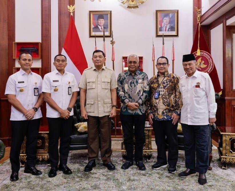 Menhan RI, Jend TNI (Purn) Sjafrie Sjamsoeddin foto bersama usai menerima kunjungan silarahmi Ketua PWI Pusat, Akhmad Munir terkait pelaksanaan HPN 2026 di Provinsi Banten pada 9 Februari mendatang.(Foto/PWI Pusat)
