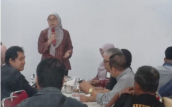 OJK Bengkulu 1 Kepala OJK Bengkulu, Ayu Laksmi Synta Dewi saat memberikan sambutan pada pertemuan dengan insan pers dalam rangka perkuat sinergi dan keterbukaan informasi.(Foto HB/Usmin)