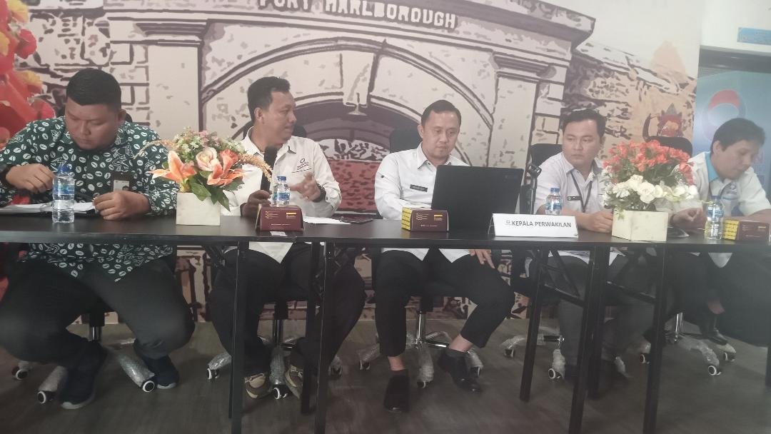 Ombudsman Perwakilan Bengkulu menggelar konferensi pers akhir tahun di kantor Ombudsman Jalan Adam Malik, Kota Bengkulu, Senun 22 Desember 2025.(Foto HB/Usmin)