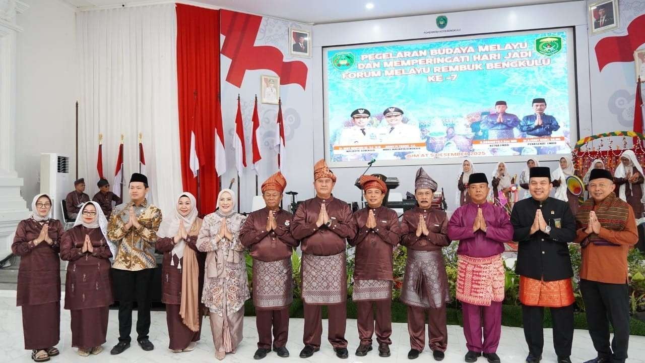 Wali Kota Bengkulu, Dedy Wahyudi dan istri Ny Dian Fitriani Wahyudi menghadiri acara pagelaran Budaya Melayu Bengkulu memperingati hari ke-7 tahun 2025, di Balai Kota Bengkulu.(Foto/Ist)