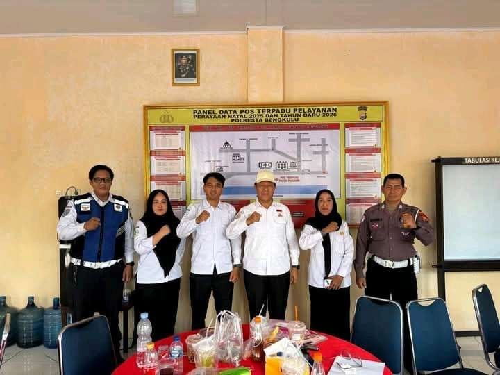 Plt Kadis Kesehatan Bengkulu, Edriwan Mansyur (empat diri kiri) foto bersama petugas disalah satu posko kesehatan libur Natura di Kota Bengkulu.(Foto/Ist)