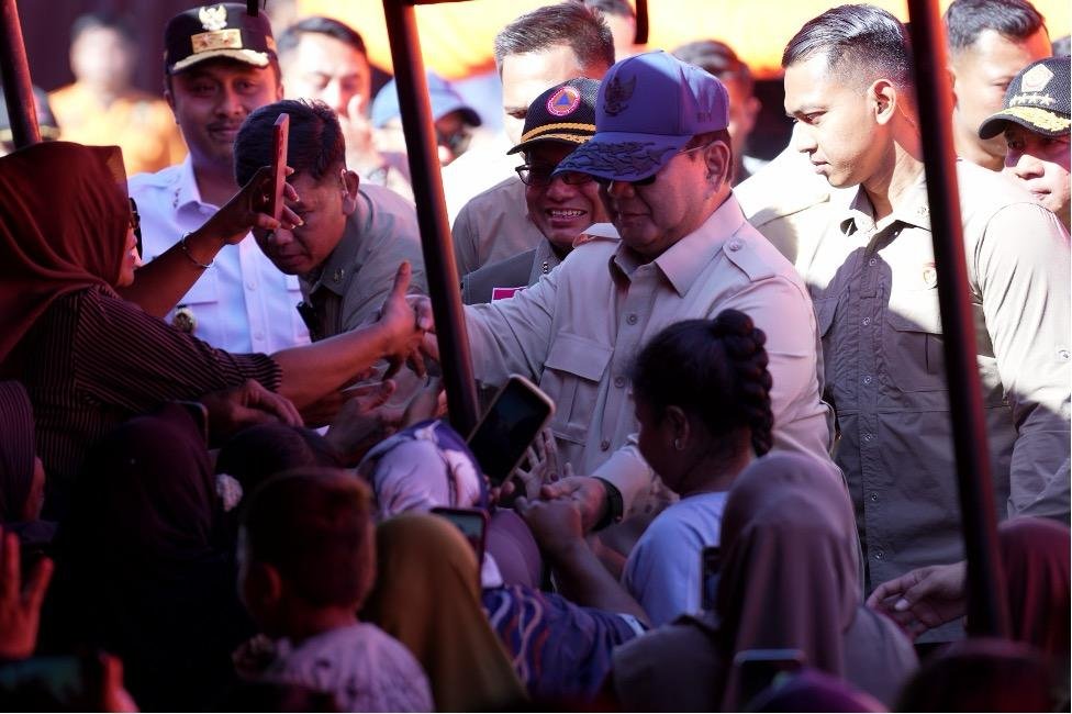 Presiden disambut hangat masyarakat saat mengunjungi korban banjir dan longsor di Sumbar, Senin 1 Desember 2025.(Foto/Kemkomdigi)