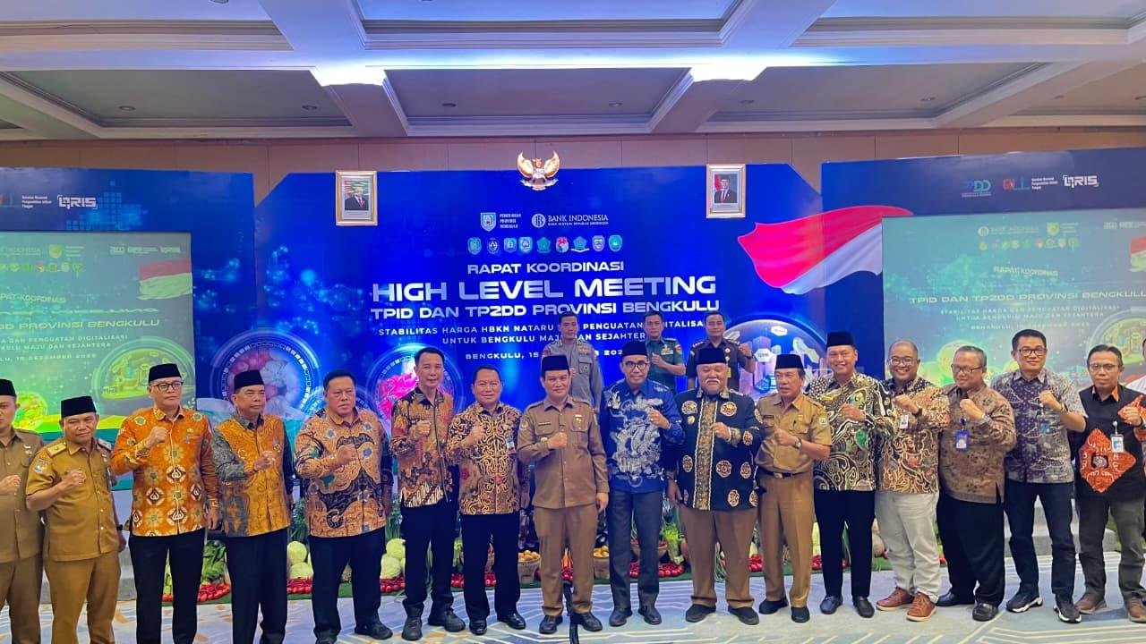 Rakor Inflasi di Se- Bengkulu Pj Sekdaprov Bengkulu, Kepala Bank Indonesia Perwakilan Bengkulu, para bupati dan wali kota se-Bengkulu dan Forkopimda dan kepala OPD Pemprov Bengkulu foto bersama usai menggelar Rakor High Level Meeting TPID dan TP2DD, di Hotel Grage Horison Bengkulu, Senin 15 Desember 2025.(Foto/Ist)