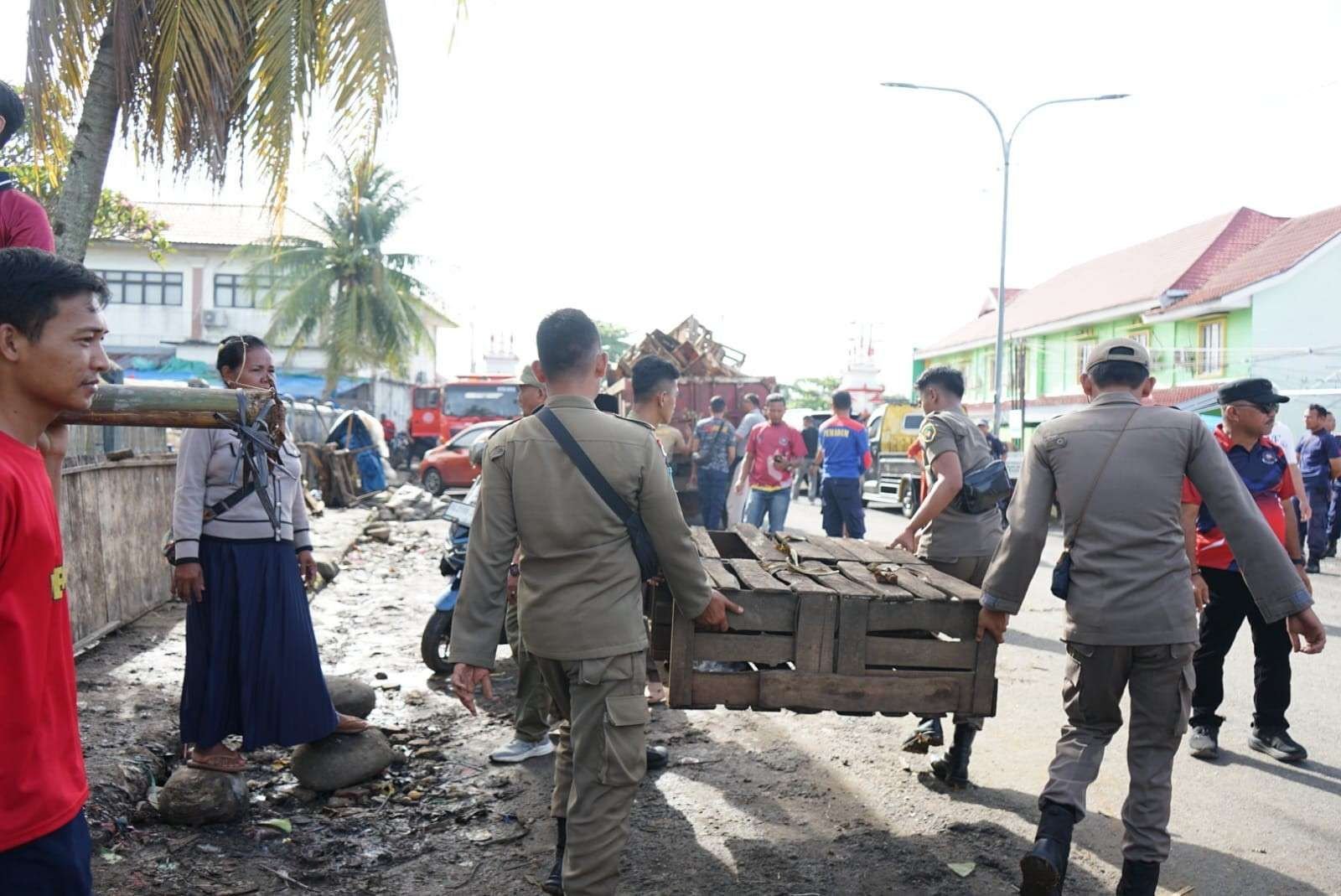 Anggota Satpol PP Kota Bengkulu melakukan penertiban pedagang kali lima (PKl) yang berjualan di bahu jalan dan trotar di kawasan Pasar Minggu, Kota Bengkulu pekan lalu.(Foto/Dok)