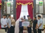Serahkan Bantuan Sumbar Gubernur Bengkulu, Helmi Hasan disaksikan Wali Kota Bengkulu, Dedy Wahyudi, Bupati Bengkulu Utara, Arie Septia Adinata dan Bupati Rejang Lebong, M Fikri menyerahkan bantuan korban banjir Sumbar kepada Gubernur Sumbar, Mahyeldi Ansharullah senilai Rp 1 Miliar, di Padang, Kamis 11 Desember 2025.(Foto/Ist)