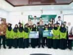 Ketua DPD-RI, Sultan B Najamudin menyerahkan bantuan bea siswa kepada puluhan siswa di Kota Curup, Rejang Lebong dalam masa reses daerah pemilihan (dapil) Bengkulu, Jumat 19 Desember 2025.(Foto/Humas DPD)