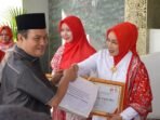 Pj Sekda Bengkulu, Herwan Antoni menyerahkan piagam penghargaan kepada istri Wakil Gubernur Bengkulu, Ny Eko pada peringatan Hari Ibu ke-97 tahun 2025, di Bengkulu. Senin 22 Desember 2025.(Foto/Ist)