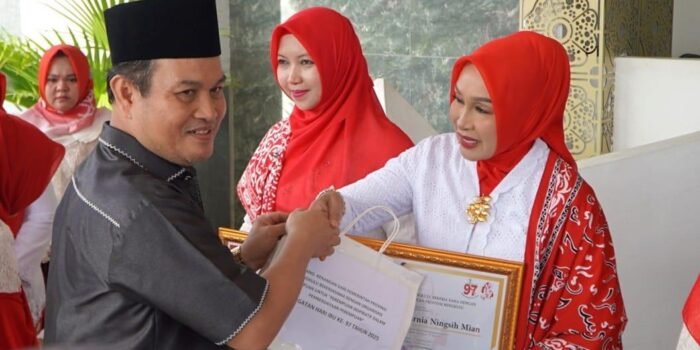 Pj Sekda Bengkulu, Herwan Antoni menyerahkan piagam penghargaan kepada istri Wakil Gubernur Bengkulu, Ny Eko pada peringatan Hari Ibu ke-97 tahun 2025, di Bengkulu. Senin 22 Desember 2025.(Foto/Ist)