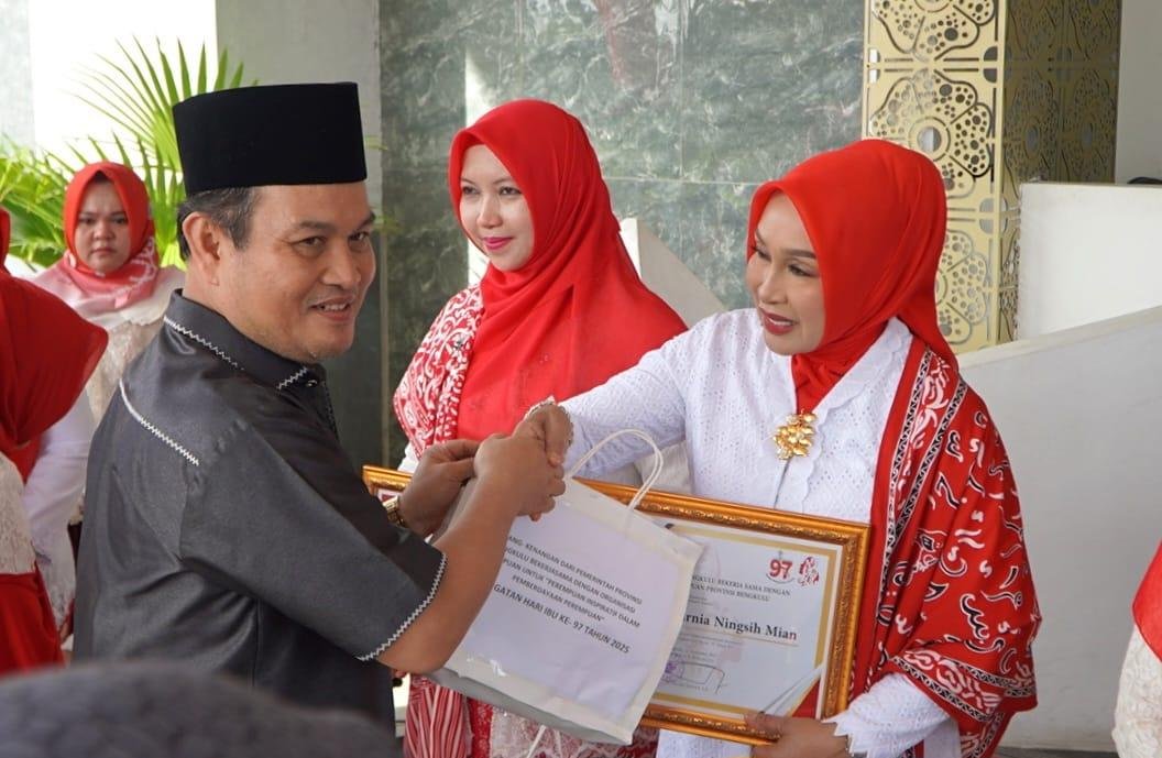 Pj Sekda Bengkulu, Herwan Antoni menyerahkan piagam penghargaan kepada istri Wakil Gubernur Bengkulu, Ny Eko pada peringatan Hari Ibu ke-97 tahun 2025, di Bengkulu. Senin 22 Desember 2025.(Foto/Ist)