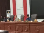 Sumardi dan KUA PPAS Gubernur Bengkulu, Helmi Hasan (kanan) menghadiri rapat paripurna penandatanganan kesepakatan KUA PPAS RAPBD Bengkulu tahun 2026. Rapat dipimpin Ketua DPRD Provinsi Bengkulu, Sumardi, Senin 24 November 2025.(Foto HB/Usmin)