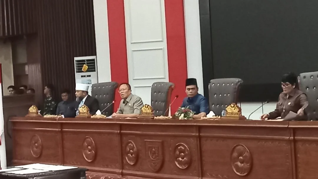 Sumardi dan KUA PPAS Gubernur Bengkulu, Helmi Hasan (kanan) menghadiri rapat paripurna penandatanganan kesepakatan KUA PPAS RAPBD Bengkulu tahun 2026. Rapat dipimpin Ketua DPRD Provinsi Bengkulu, Sumardi, Senin 24 November 2025.(Foto HB/Usmin)