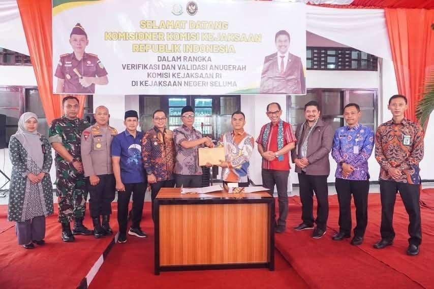 Kejaksaan Negeri (Kejari) Seluma menyerahkan puluhan sertifikat tanah rampasan dari kasus tindak pidana korupsi yang perkaran sudah diputus dan berkekuatan hukum tetap ke Pemkab Seluma.(Foto/Ist)