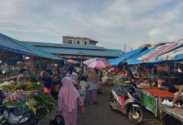 Pemkot Bengkulu dalam waktu dekat ini akan menertibkan PKL yang berjualan bahu jalan dan trotoar di kawasan Pasar Panorama Bengkulu. PKL wajib berjualan di pasar tanpa terkecuali.(Foto/Ist)