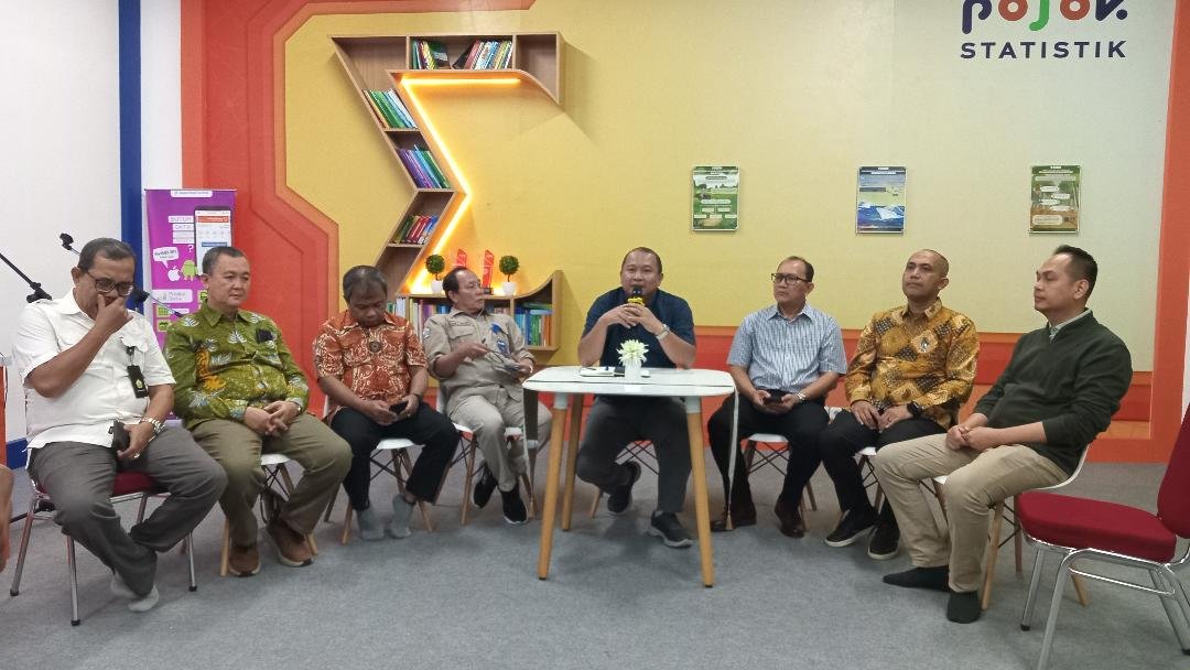 Unib Relis I Rektor Unib, Indra Cahyadinata didampingi para Warek dan Ketua Senat Universitas Bengkulu, serta pejabat PPID pada acara Coffe Morning di ruang Pojok I, Kampus Unib Bengkulu, Selasa 16 Desember 2025.(Foto HB/Usmin)