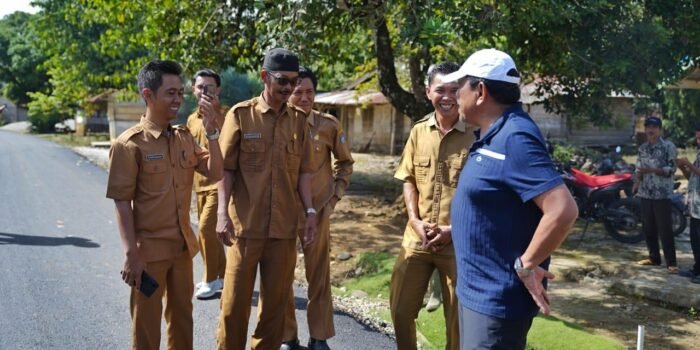 Wagub Bengkulu, Mian tinjau progres perbaikan jalan di Sebelat, Bengkulu Utara guna memastikan kualitasnya baik dan selesai tepat waktu.(Foto/Ist)