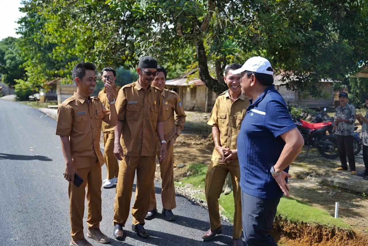 Wagub Bengkulu, Mian tinjau progres perbaikan jalan di Sebelat, Bengkulu Utara guna memastikan kualitasnya baik dan selesai tepat waktu.(Foto/Ist)