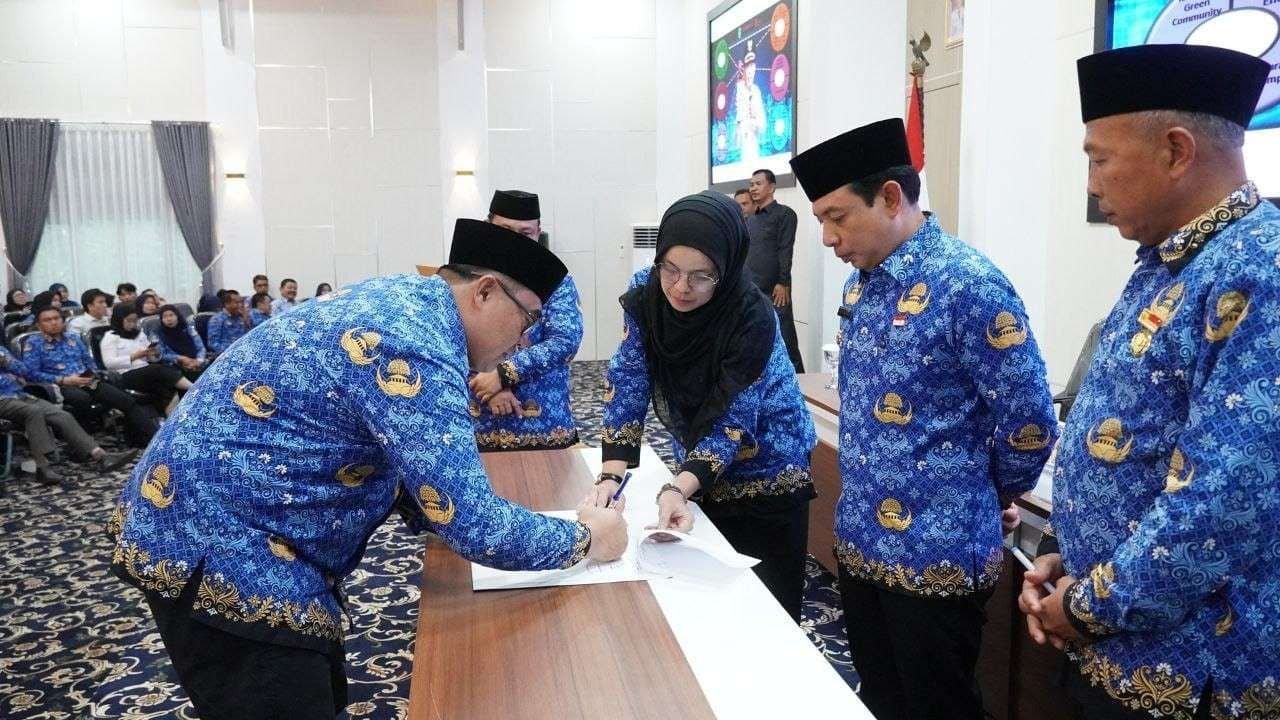 Wali Kota Bengkulu, Dedy Wahyudi saat menghadiri peluncuran aplikasi digitalisasi pelayanan publik SIPUKEK, kantor Wali Kota Bengkulu, Senin 1 Desember 2025.(Foto/Ist)