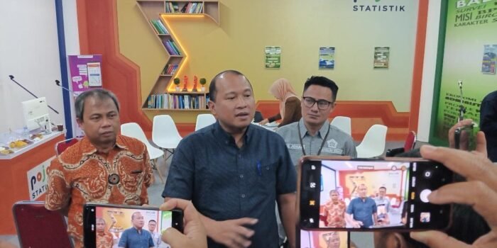 Rektor Unib, Indra Cahyadinata (tengah) saat diwawancarai wartawan usai acara Coffe Morning, Selasa 16 Desember 2025.(Foto HB/Usmin)
