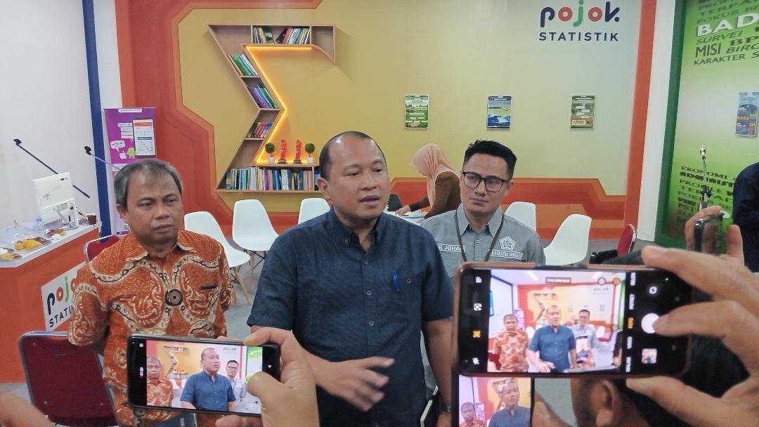 Rektor Unib, Indra Cahyadinata (tengah) saat diwawancarai wartawan usai acara Coffe Morning, Selasa 16 Desember 2025.(Foto HB/Usmin)