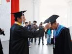 Wisuda Siswa Lansia Bersatu Wali Kota Bengkulu, Dedy Wahyudi mewisuda siswa lulusan Sekolah Lansia Bersatu, di Balai Kota Merah Putih, Kota Bengkulu, Selasa 2 Desember 2025.(Foto/Ist)