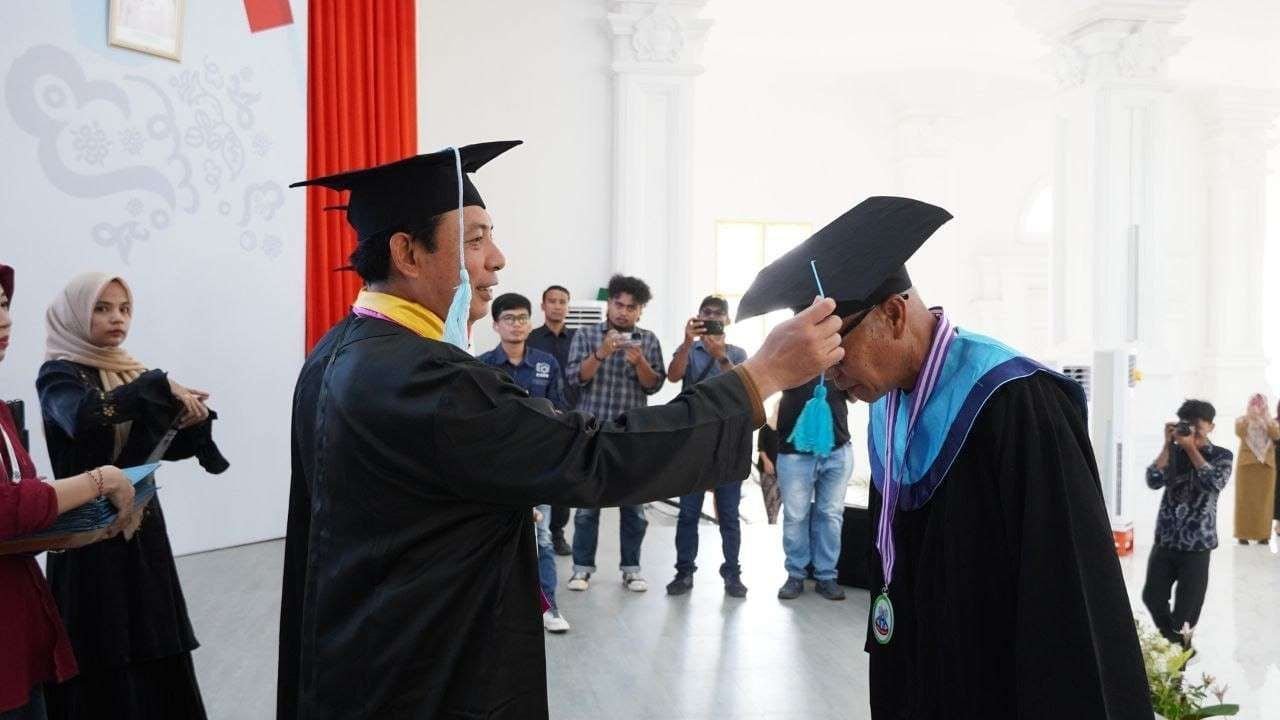 Wisuda Siswa Lansia Bersatu Wali Kota Bengkulu, Dedy Wahyudi mewisuda siswa lulusan Sekolah Lansia Bersatu, di Balai Kota Merah Putih, Kota Bengkulu, Selasa 2 Desember 2025.(Foto/Ist)