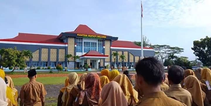 Ratusan ASN Pemkab Seluma ajukan pindah domisi ke Seluma menyikapi instruksi Bupati Seluma Teddy Rahman, ASN tinggal diluar agar pindah ke daerah tersebut.(Foto/Ist)