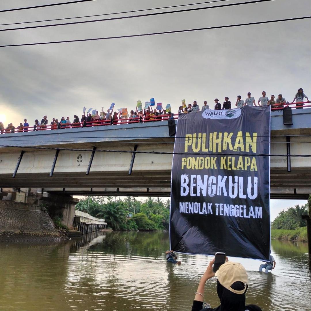 Ratusan warga Desa Pondok Kelapa, Kabupaten Bengkulu Tengah melakukan aksi benteng spanduk di atas jembatan sebagai aksi protes atas abrasi di desa mereka belum mendapat perhatian dari pemda setempat.(Foto/Walhi)