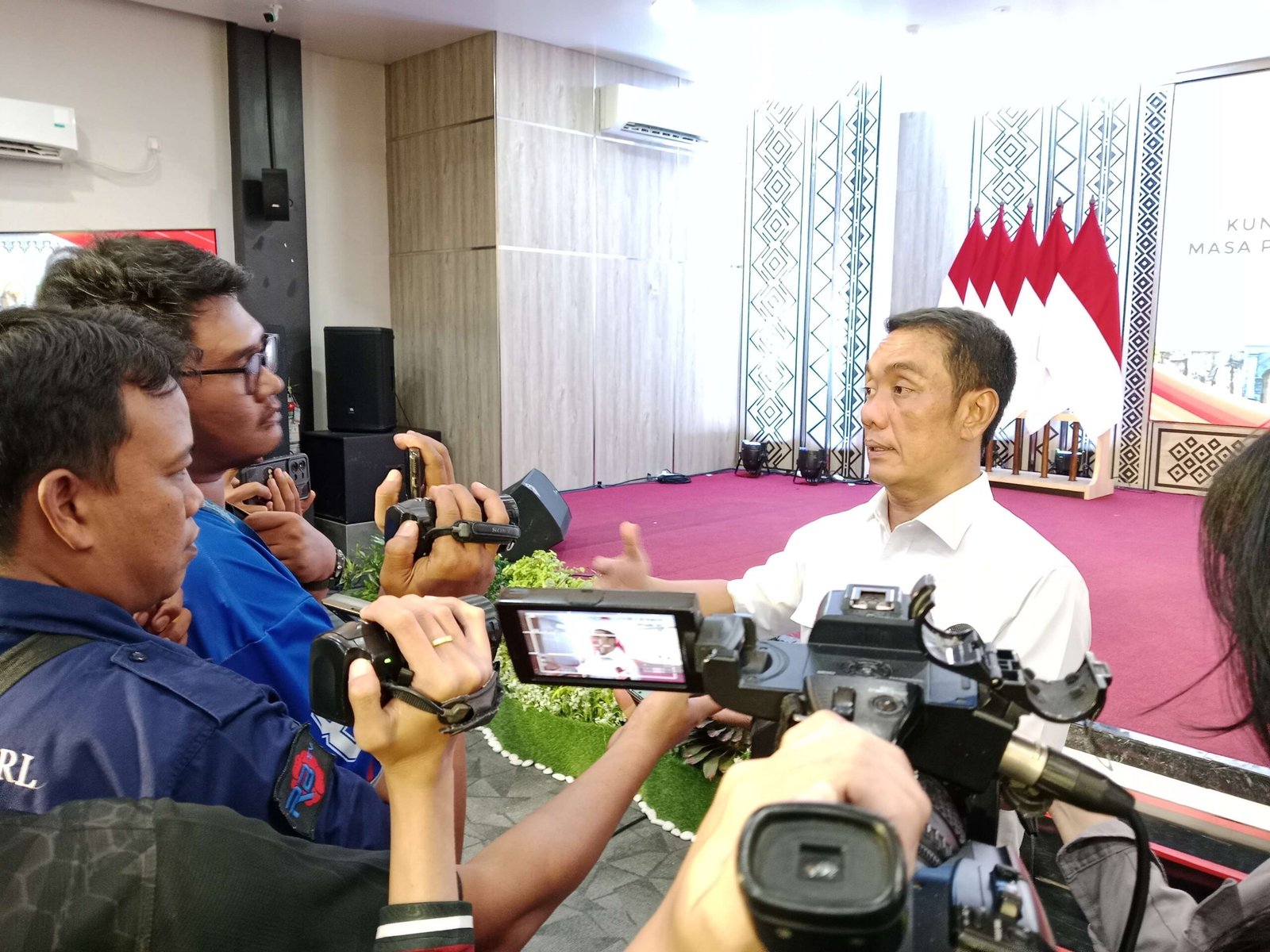 Wakil Ketua Komisi DPR-RI, Rozi Amru saat ditanya wartawan terkait empat warga Bengkulu tertipu di Kamboja ketika berkunjung ke Bengkulu, Jumat 31 Januari 2026.(Foto/Ist)