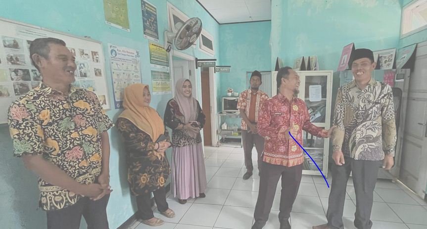 Asisten III Pemkab Kaur, Herwan melakukan sidak ke Puskesmas Muara Sahung untuk memastikan pelayanan kesehatan di fasilitas kesehatan berjalan baik sesui harapan masyarakat.(Foto/Ist)