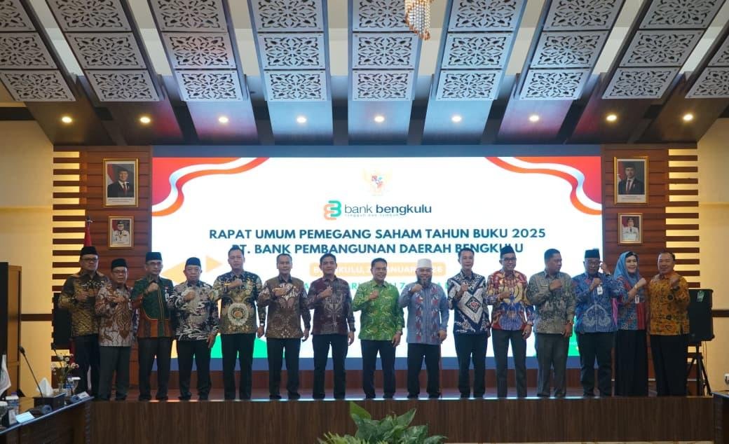 Gubernur Helmi Hasan dan Plt Dirut Bank Bengkulu, Iswayudi foto bersama bupati, wakil bupati dan wakil wali kota pada RUPS tahun buku 2025 di Graha Bank Bengkulu, Rabu 28 Januari 2026.(Foto/Ist)