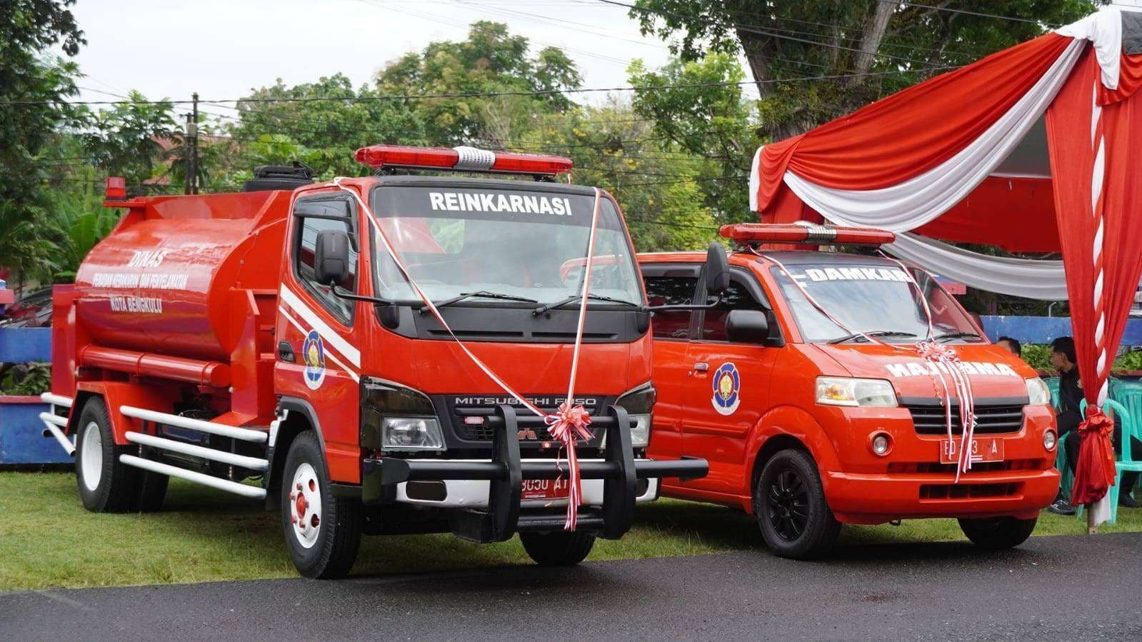 Bantuan Damkar Bengkulu Wali Kota Bengkulu, Dedy Wahyudi serahkan bantuan 2 unit mobil ke Dinas Damkar Kota Bengkulu.(Foto/Ist)
