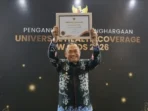 Bupati Bengkulu Tengah, Rachmat Riyanto menerima penghargaan Universal Health Caverage (UHC) Award tahun 2026 dari Kemenkes atas pelayanan kesehatan kepada masyarakat di kabupaten tersebut.(Foto/MC Benteng)
