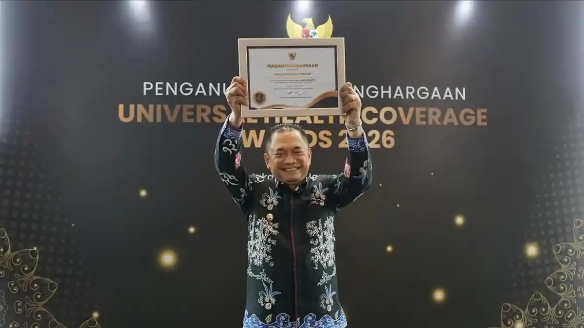 Bupati Benteng Terima UCH Award 2026 Bupati Bengkulu Tengah, Rachmat Riyanto menerima penghargaan Universal Health Caverage (UHC) Award tahun 2026 dari Kemenkes atas pelayanan kesehatan kepada masyarakat di kabupaten tersebut.(Foto/MC Benteng)