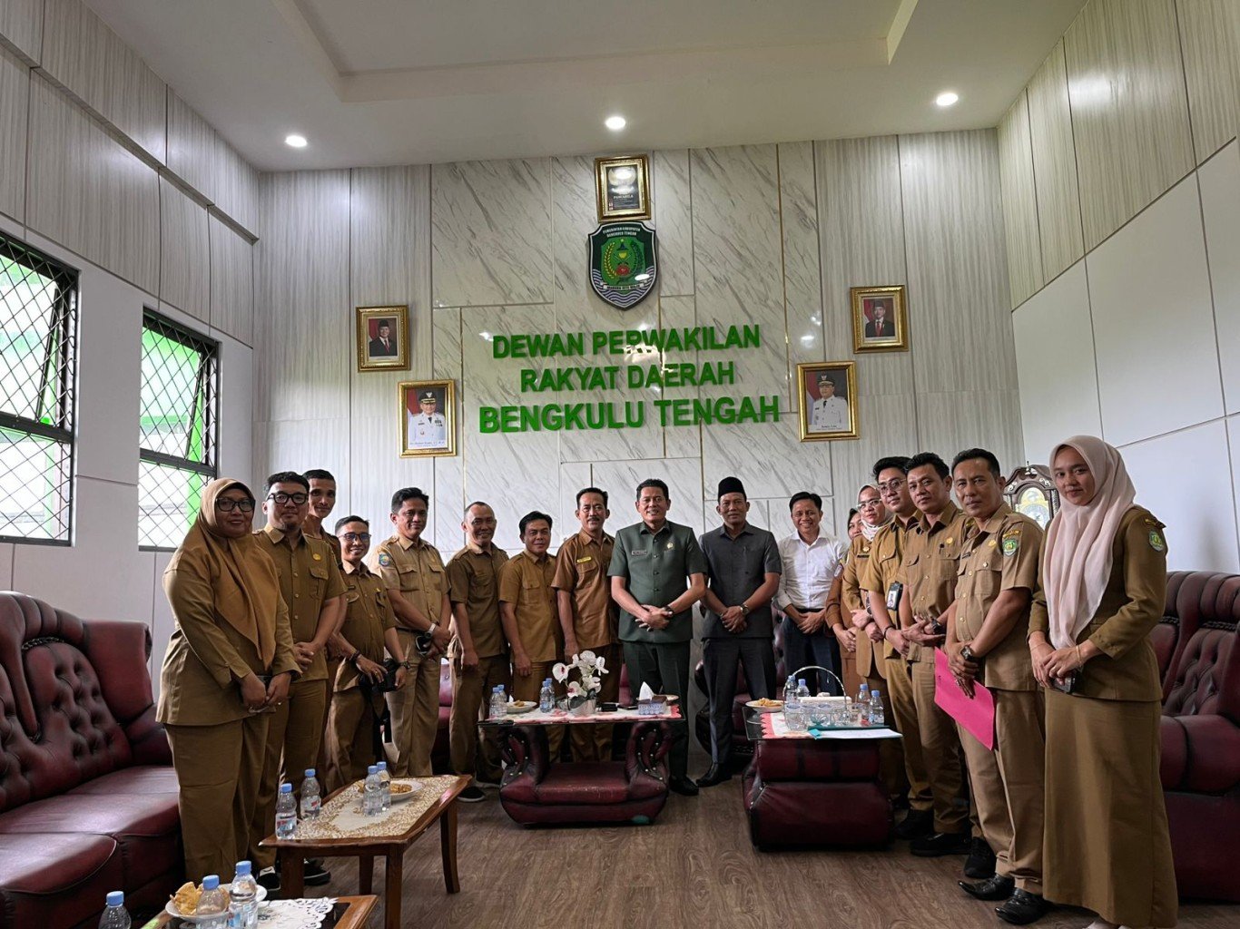 Ketua DPRD Bengkulu Tengah, Fepi Suheri menerima audensi sejumlah guru bantu daerah (GBD) terkait nasib mereka setelah tenaga honorer dihapus pemeritah akhir Desember 2025 lalu.(Foto/Ist)