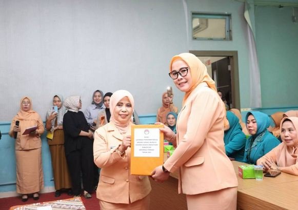 DWP Benteng Serah terima jabatan (Sertijab) Ketua DWP Bengkulu Tengah dari Ny Asmariyani Ayatul Mucktadil kepada Ny Widiawati Marisi.(Foto/MC Benteng)