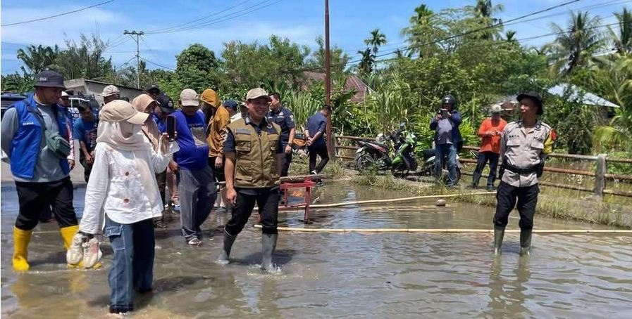 Wali Kota Bengkulu. Dedy Wahyudi meninjau langsung lokasi banjir di Kelurahan Tanjung Jaya, Kecamatan Sungai Serut untuk memastikan kondisi para korban aman dan ketinggian banjir mulai surut, Minggu 4 Januari 2026.(Foto/Ist)