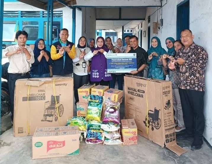 Dinas Sosial (Dinsos) Kabupaten Bengkulu Tengah menyalurkan bantuaan sosial(Bansos) kepada ratusan lansia dan berkebutuhan khusus di wilayah ini.(Foto/Ist)