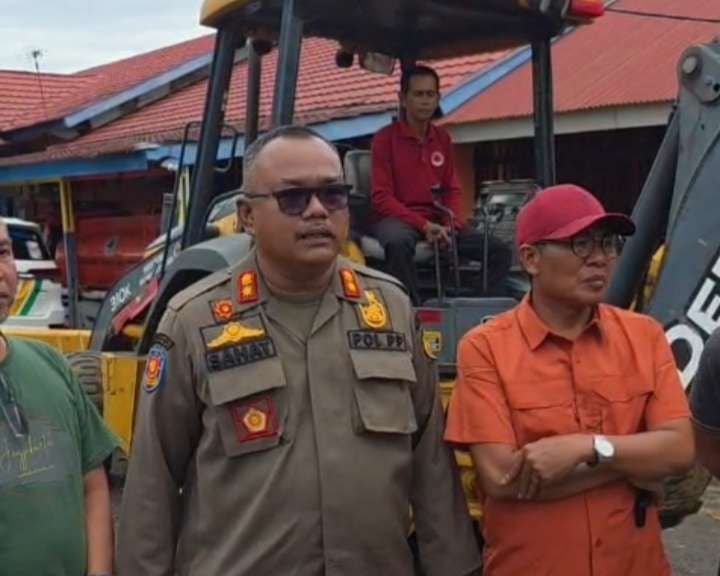 Kepala Satpol PP Kota Bengkulu, Sahat Marulitua Sitomorang berada di Kantor BPBD setempat melakukan pengecekan alat berat guna mengusur bangunan masyarakat melanggar GSB dan Perda.(Foto/Ist)