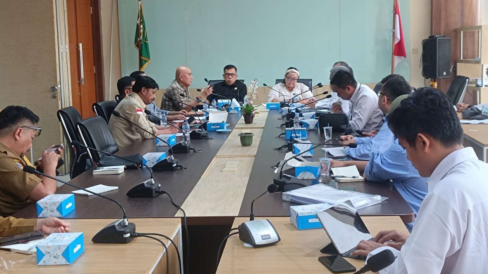 Komisi III DPRD Provinsi Bengkulu menggelar hearing dengan PLN Bengkulu dan PT TBL selaku pengelola PLTU Pulau Baai, Kota Bengkulu. Dalam hearing ini terungkap batubara yang digunakan PLTU ini dipasok dari Sumsel dan Jambi.(Foto/Ist)