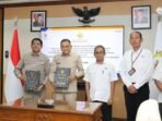 Ketua DPRD Bengkulu Tengah, Fepi Suheri dan Bupati Rachmat Riyanto menerima laporan hasil pemeriksaan (LHP) BKP-RI terkait pemberantasan TBC di daerah ini.(Foto/Ist)