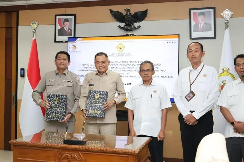 Ketua DPRD Bengkulu Tengah, Fepi Suheri dan Bupati Rachmat Riyanto menerima laporan hasil pemeriksaan (LHP) BKP-RI terkait pemberantasan TBC di daerah ini.(Foto/Ist)