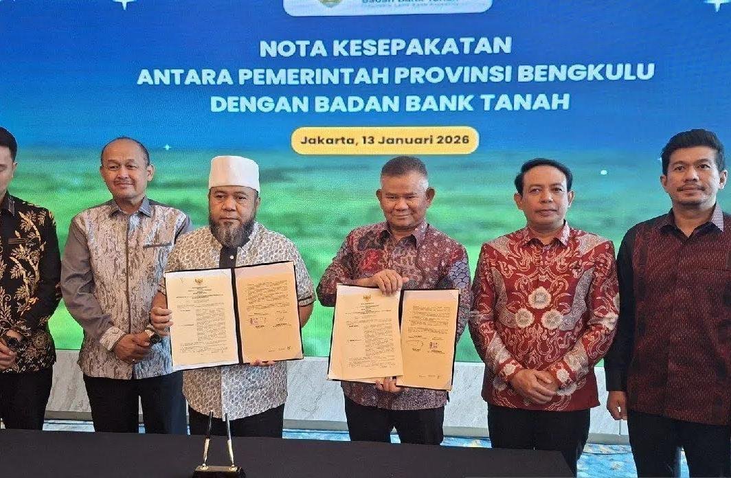 Pemprov Bengkulu melakukan MoU dengan Badan Bank Tanah untuk mengoptimalkan lahan eks HGU dalam rangka tingkatkan PAD dan Hilirisasi. Acara ini hadiri Wali Kota Bengkulu, Dedy Wahyudi (kedua dari kanan), Jakarta, Selasa 13 Januari 2026.(Foto/Ist)