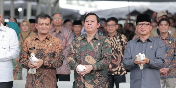 Mendes dan Sultan Hari Desa Nasional Ketua DPD-RI, Sultan B Najamudin (tengah) didampingi Mendes Yandri melepas burung merpati pada acara peringatan Hari Desa Nasional di Bayolali, Jawa Tengah, Kamis 15 Januari 2026.(Foto/DPD-RI)